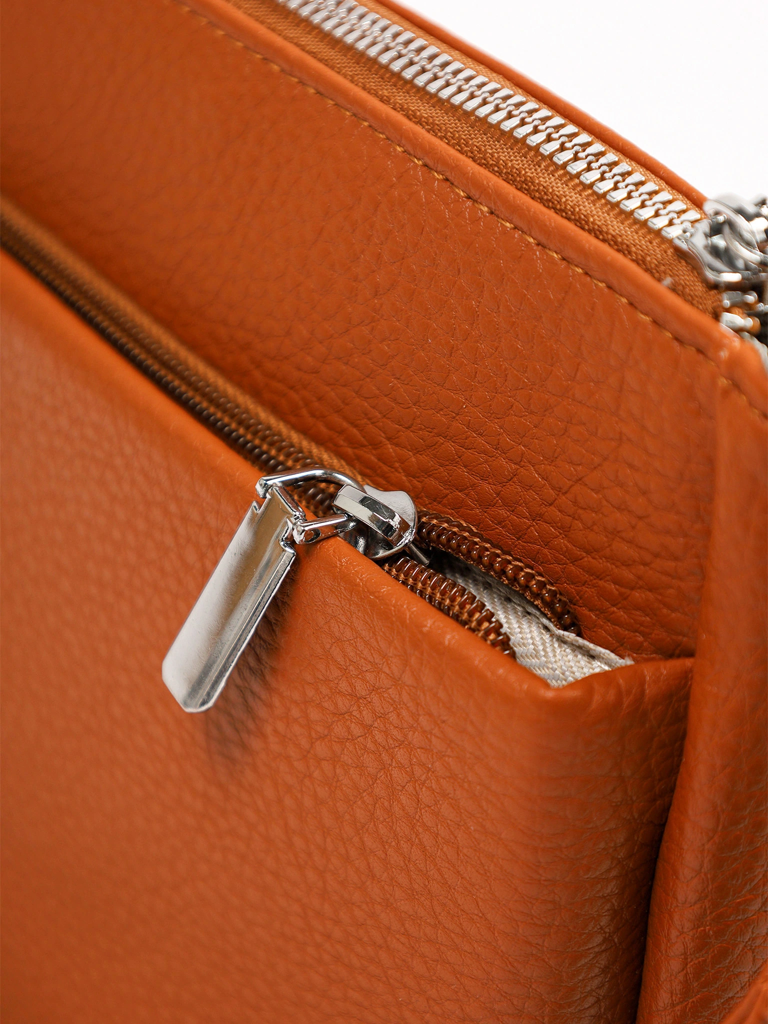 Сумка-кроссбоди с декоративным пуллером в ассортименте